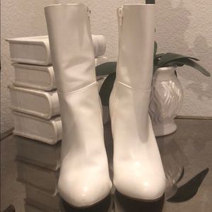 Charlotte Russe white round toe mid boot 7